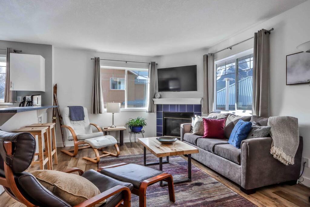 Apartamento Big Mountain Views - Bright 2-Story Corner Unit Canmore Exterior foto